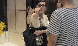 狗仔爆料恩爱夫妻视频,恩爱夫妻甜蜜互动引网友热议