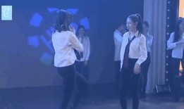 野外美女吃瓜视频大全免费观看,免费观看视频大全集锦