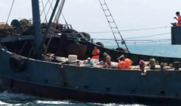 网友爆料渔船事件视频,生死瞬间，勇敢渔民勇救同伴