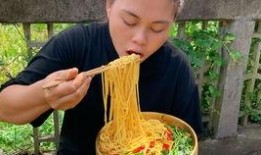 农村小伙免费吃瓜,体验别样丰收喜悦